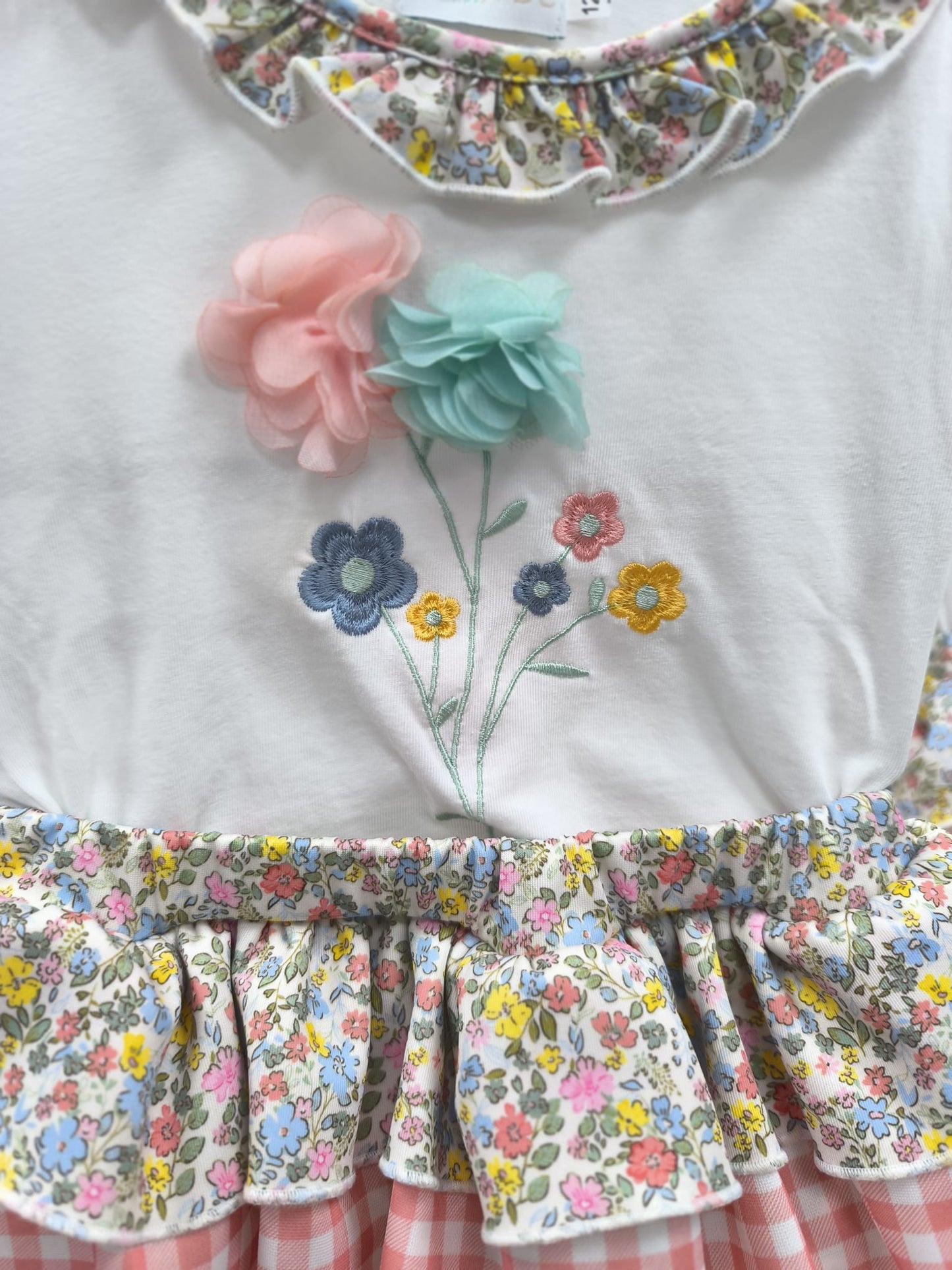 🌸 Conjunto de bebé niña de manga corta con flores bordadas y cubrepañal con volantes – Frescura, dulzura y estilo