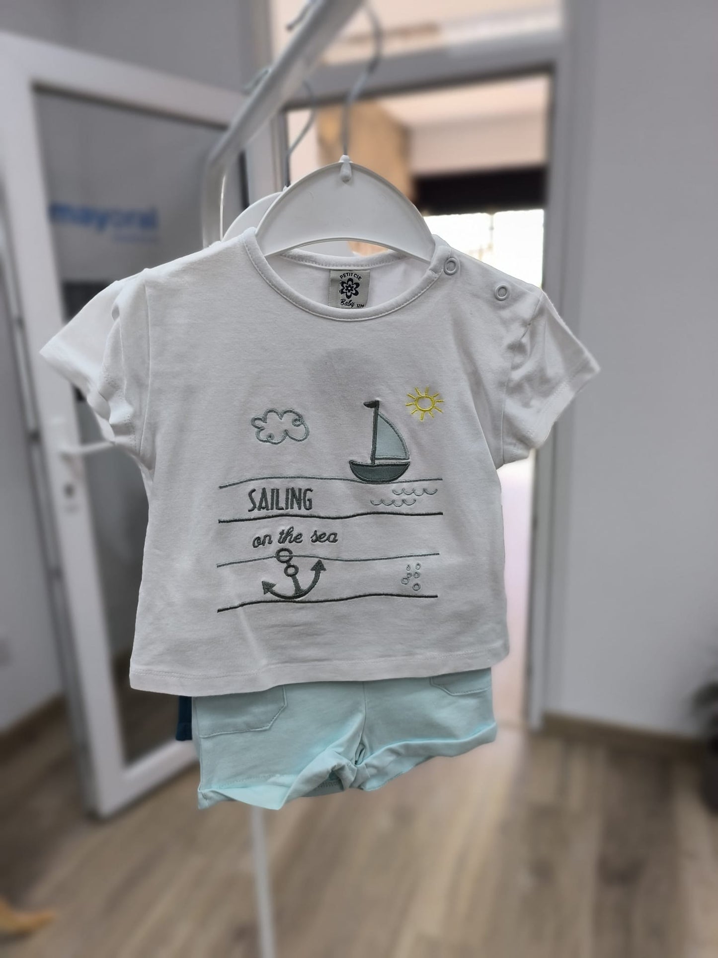 Conjunto bebé barco velero | Camiseta bordada + pantalón corto celeste y azul petróleo