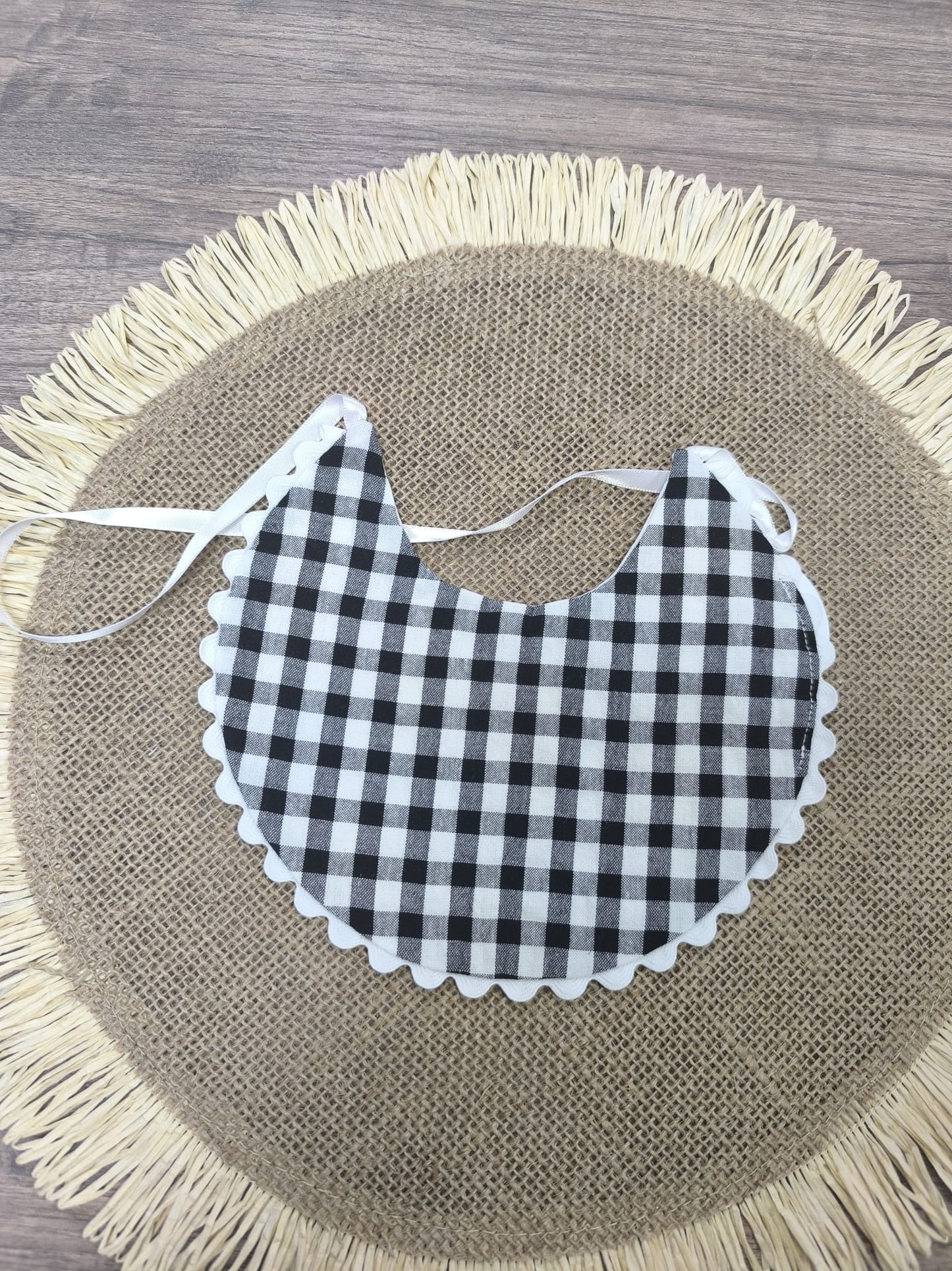 Babero de tela vichy blanco y negro con puntilla – elegante, clásico y hecho a mano