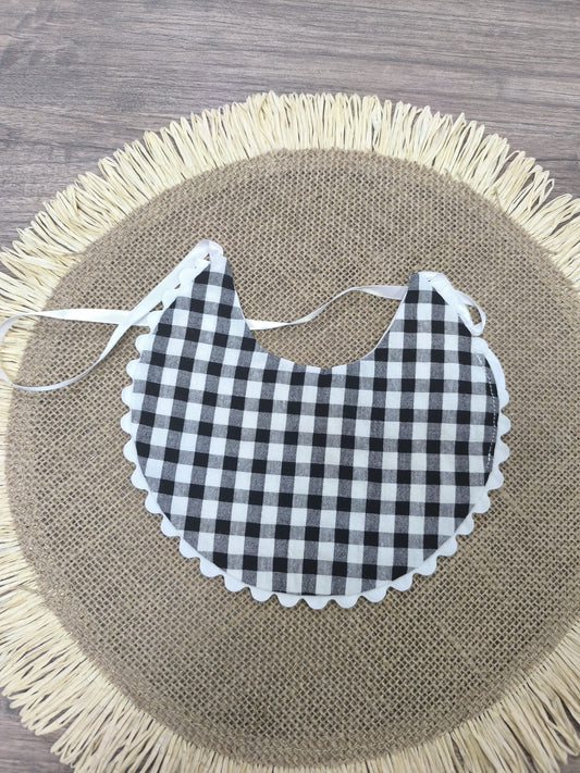 Babero de tela vichy blanco y negro con puntilla – elegante, clásico y hecho a mano