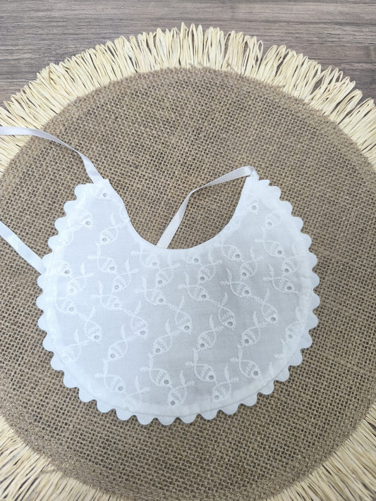 Babero de tela blanco con peces perforados y puntilla – delicado, original y hecho a mano