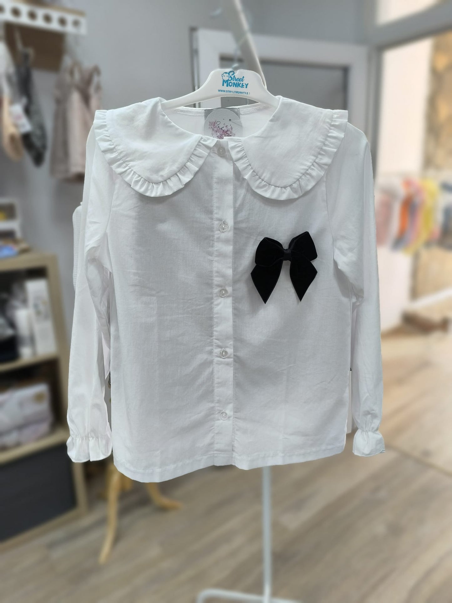 Conjunto niña con falda escocesa y camisa blanca con lazo negro