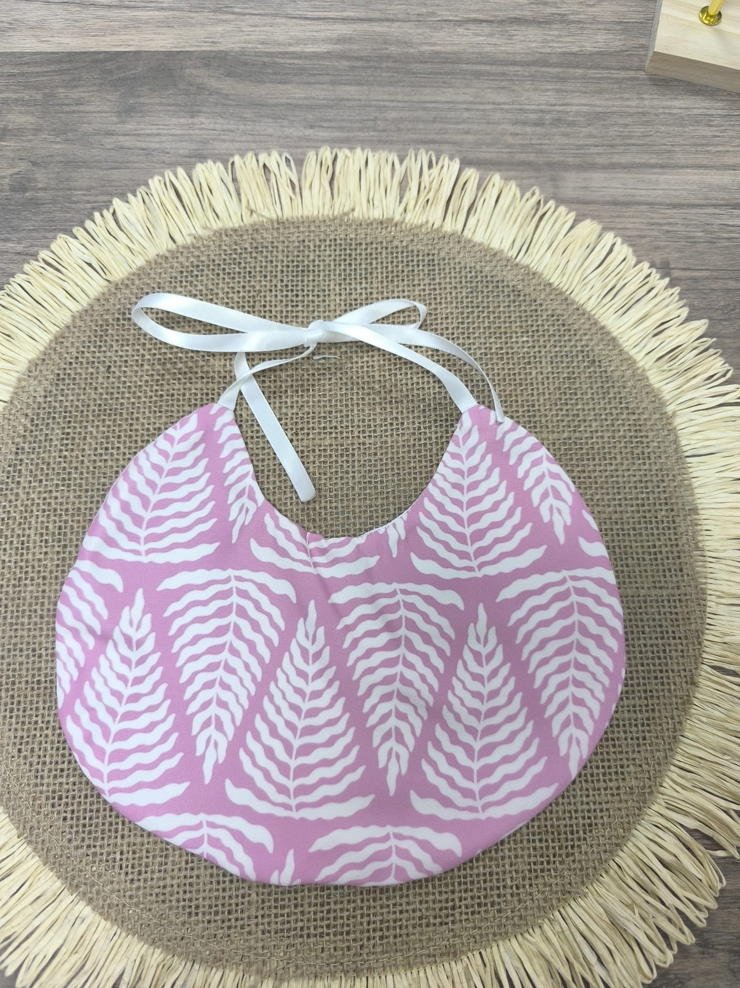 Babero de tela rosa con estampado étnico – moderno, suave y hecho a mano