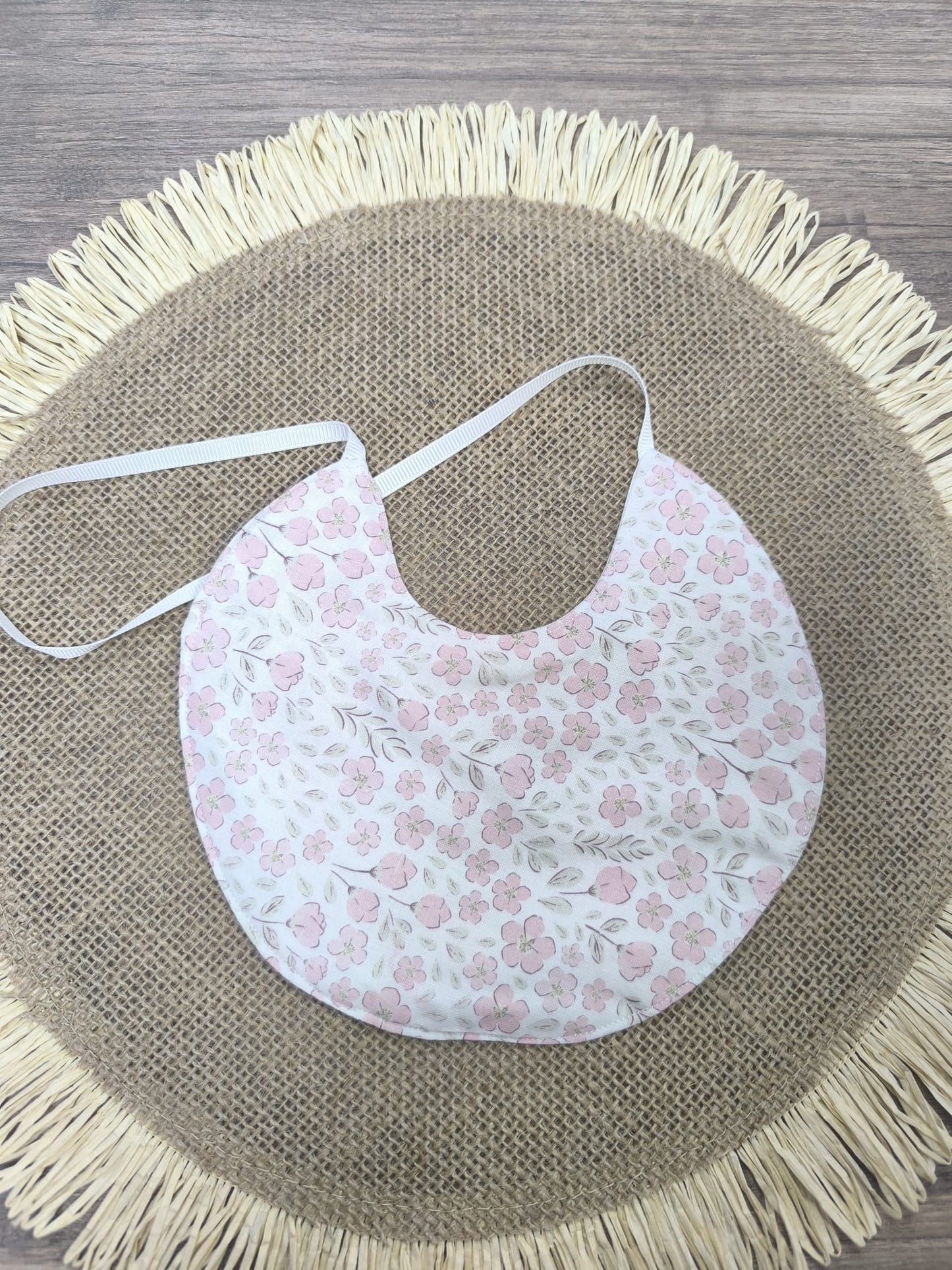 Babero de flores rosas con forro impermeable – suave, práctico y hecho a mano