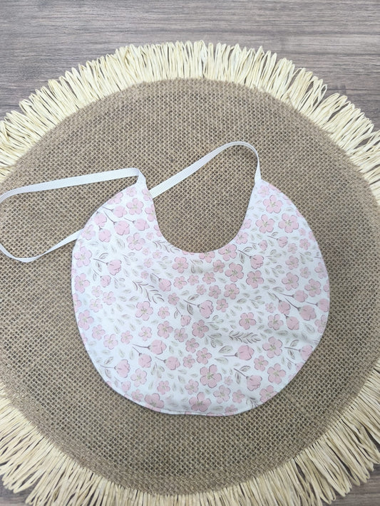 Babero de flores rosas con forro impermeable – suave, práctico y hecho a mano