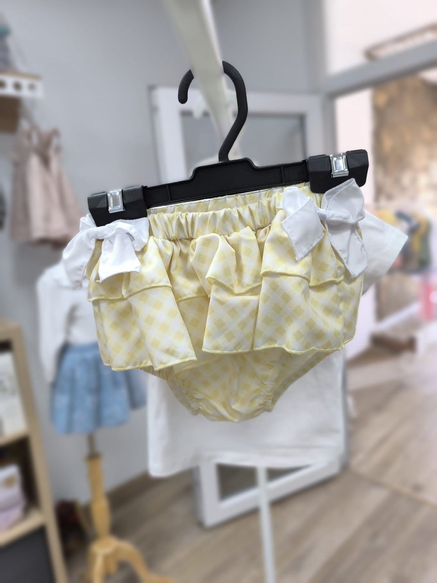 🍋 Conjunto de bebé niña con limones bordados y cubrepañal vichy amarillo – Frescura y alegría para cada día
