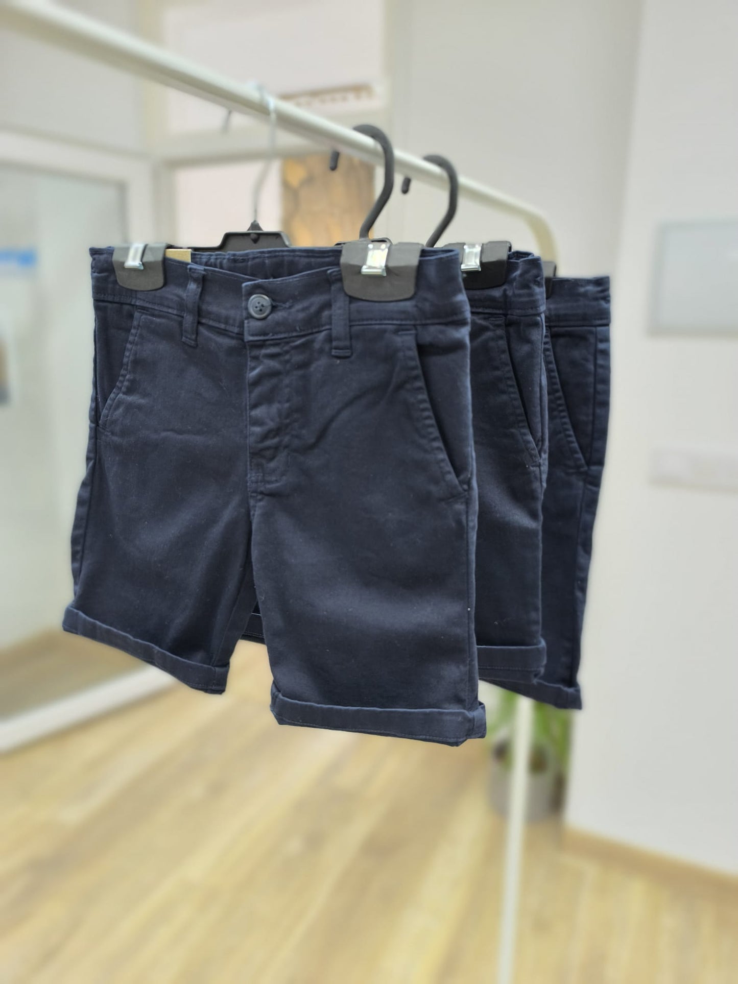 Pantalón corto de sarga azul marino con bolsillos – básico elegante y combinable para el día a día