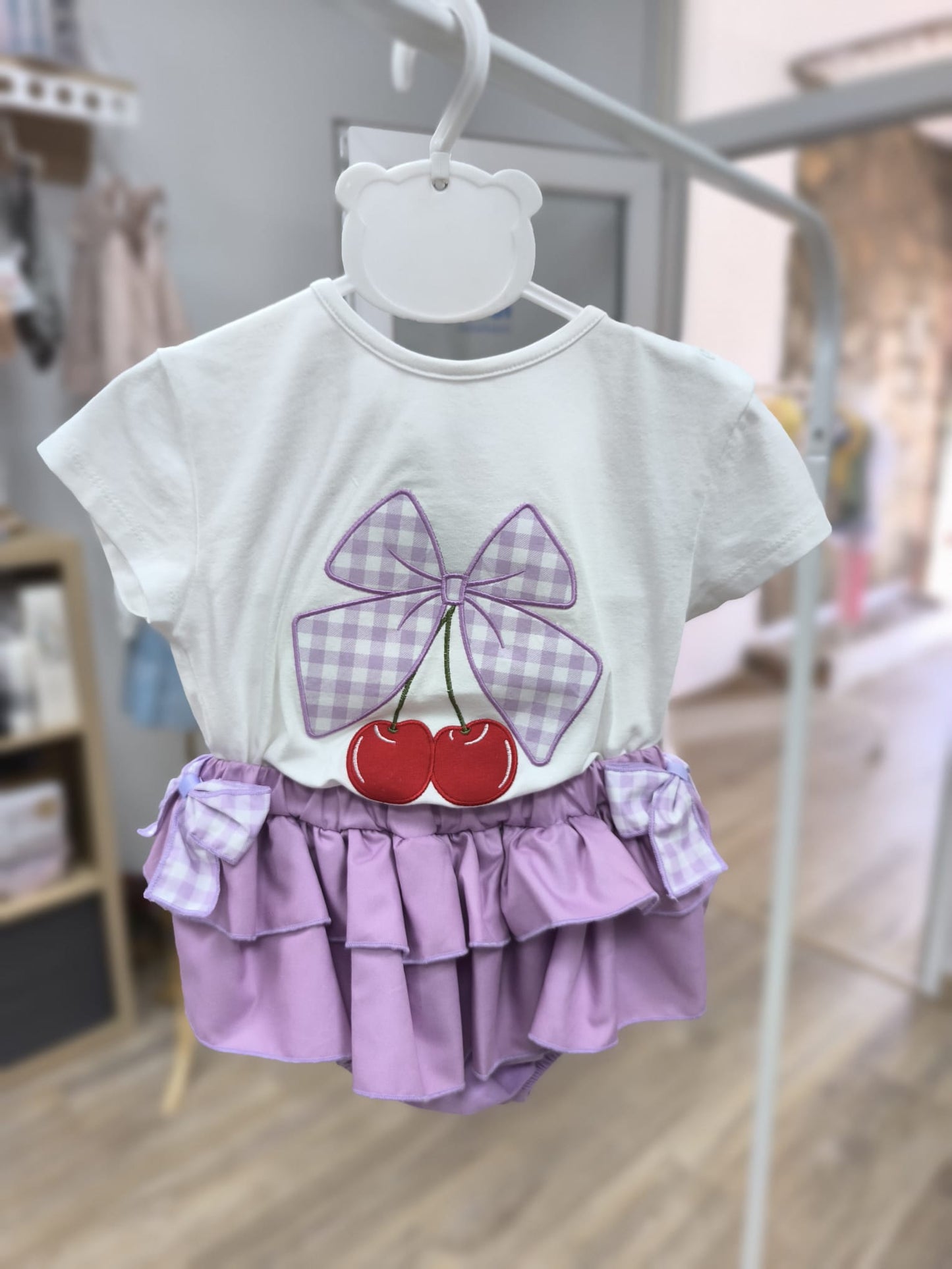 🍒 Conjunto de bebé niña con cerezas bordadas y cubrepañal morado con volantes