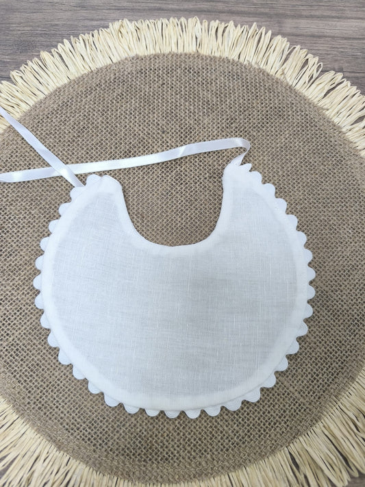 Babero de lino blanco con forro impermeable y puntilla – elegante, clásico y hecho a mano