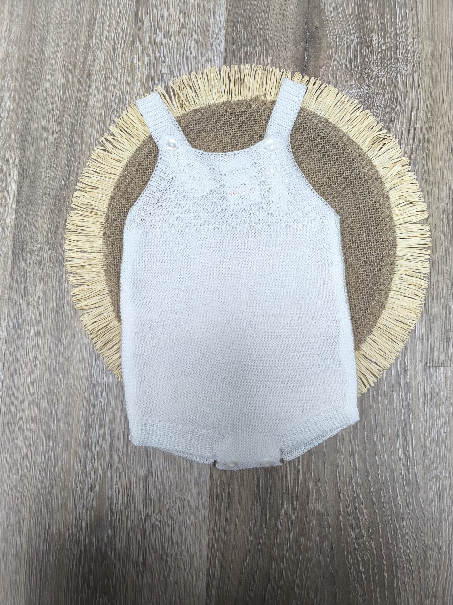 Conjunto de bebé niño con pelele de hilo blanco y camisa de plumeti azu