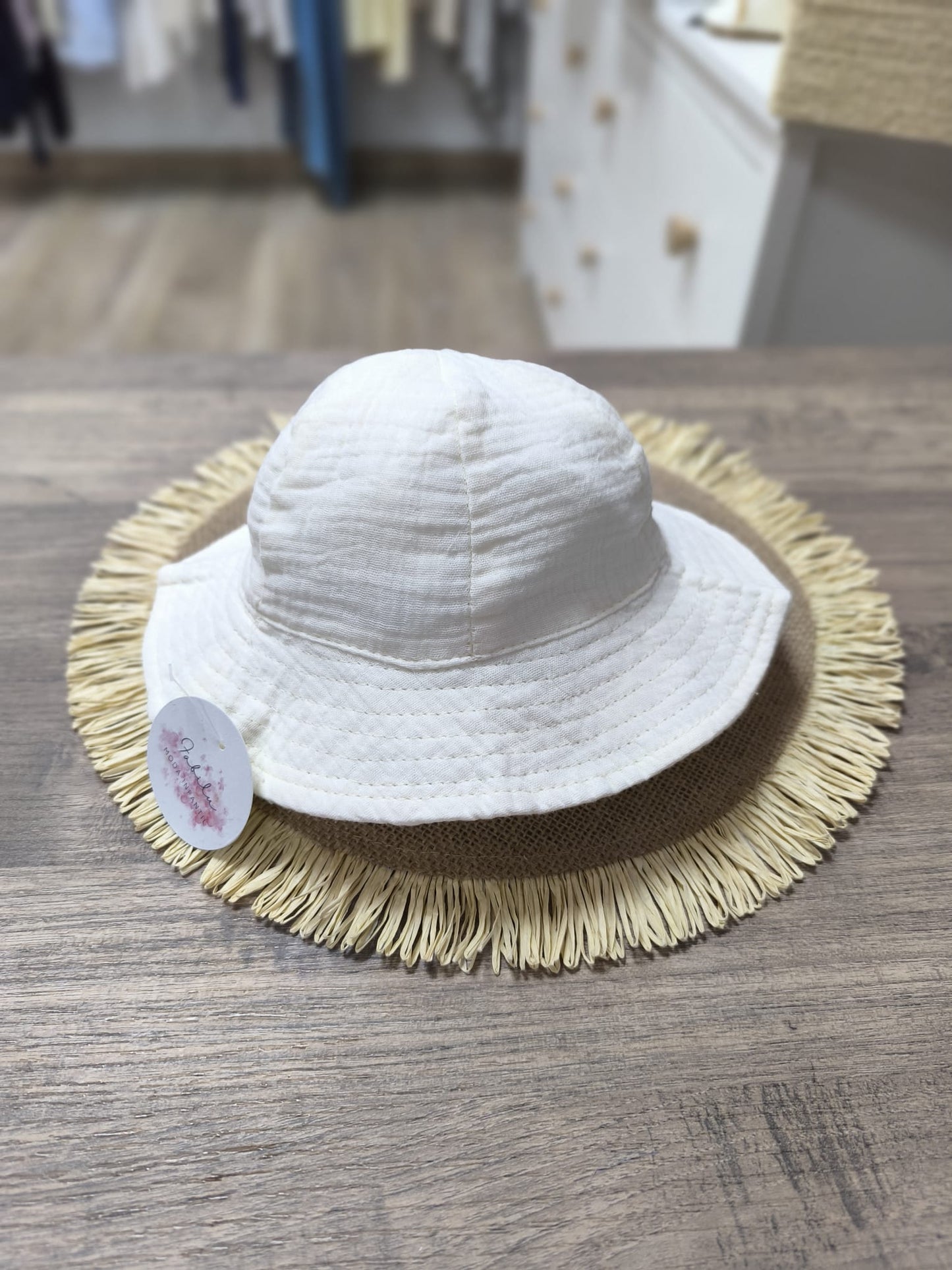 Gorro de bebé de muselina blanco – suave, transpirable y perfecto para el verano