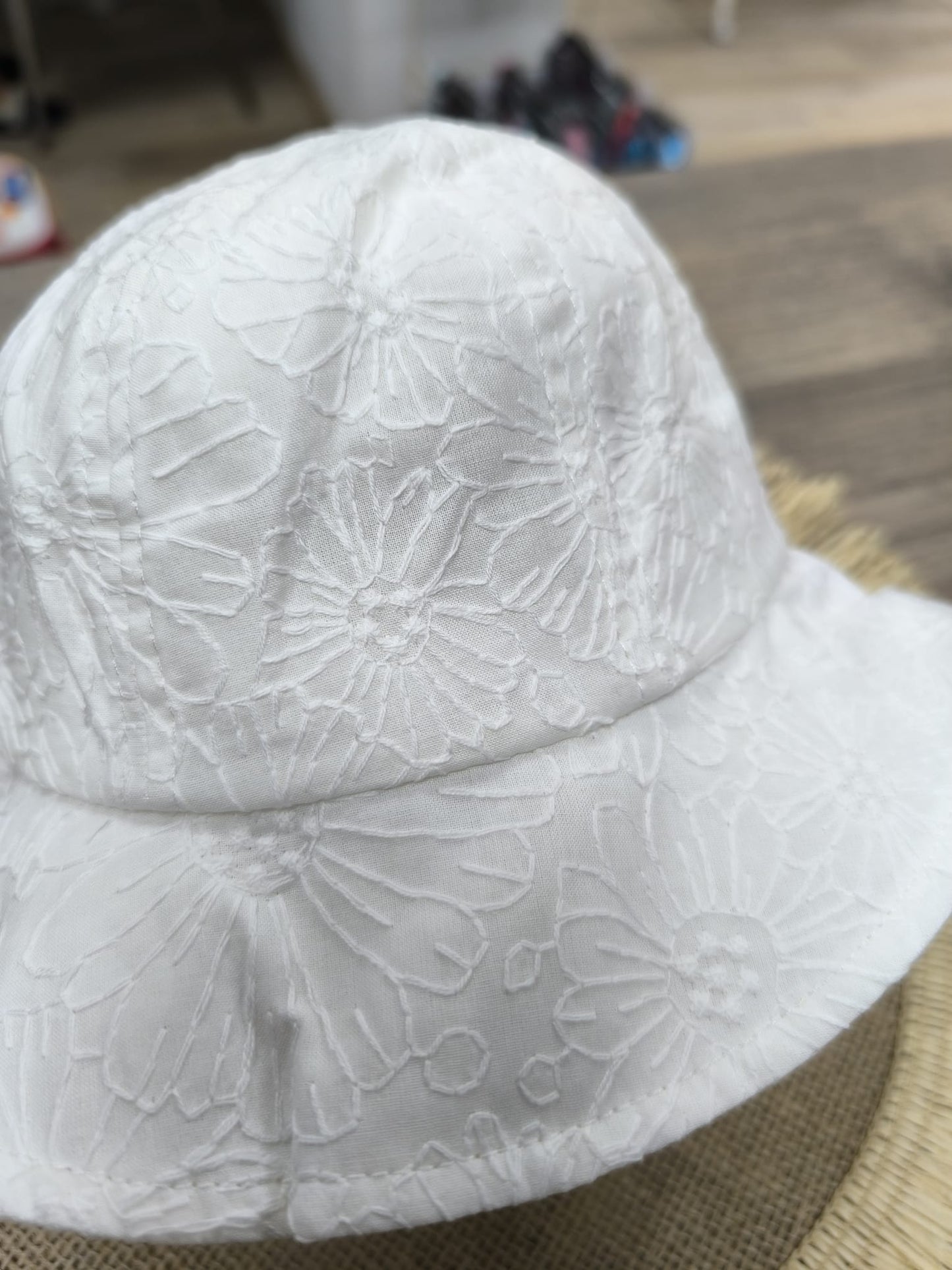 Gorro infantil blanco de algodón con bordado de margaritas – protección fresca y dulce para bebé