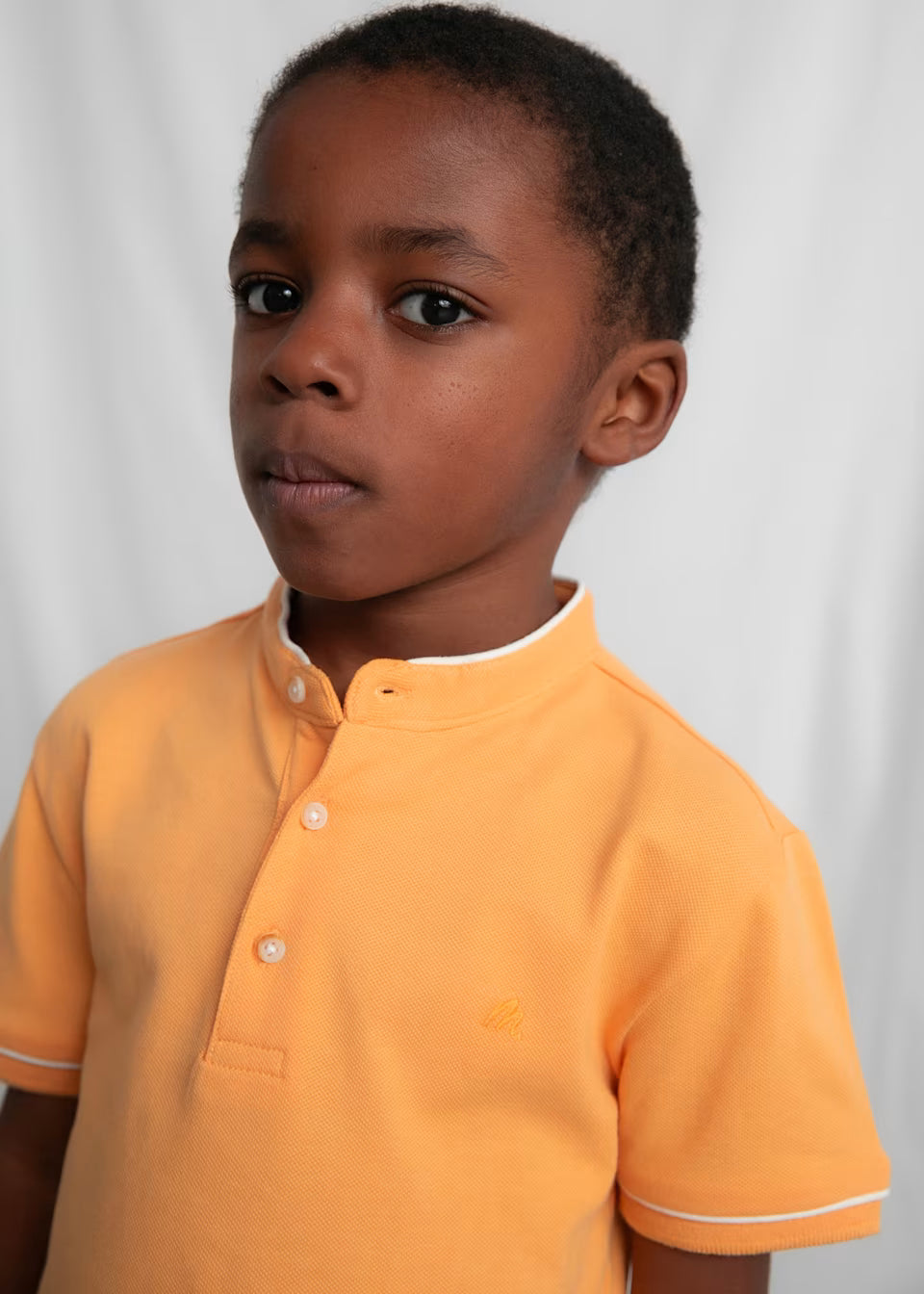 Polo cuello mao niño color naranja