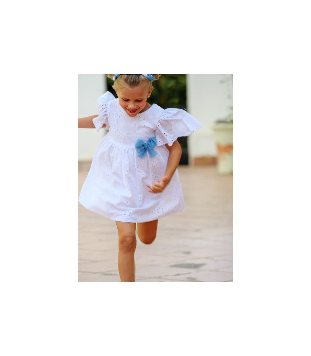 Vestido blanco de niña Cocote con bordado perforado y lazo azul de tul
