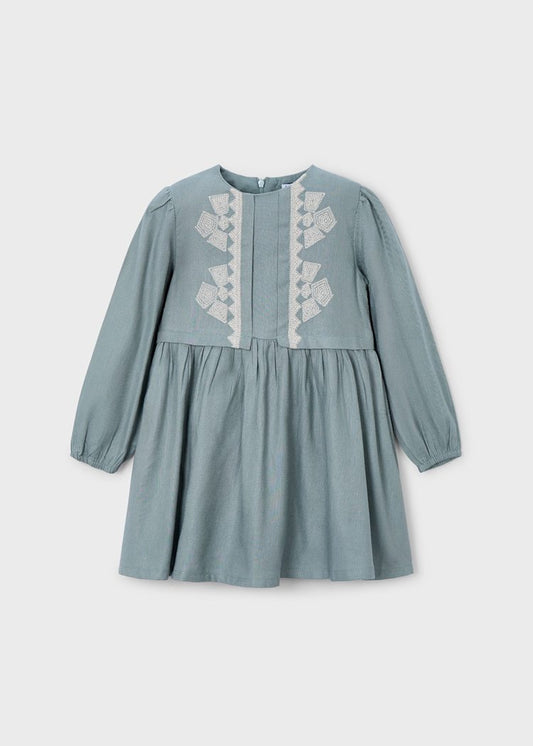 Vestido para Niña con Bordados en Color Salvia – Elegancia y Comodidad en Cada Detalle