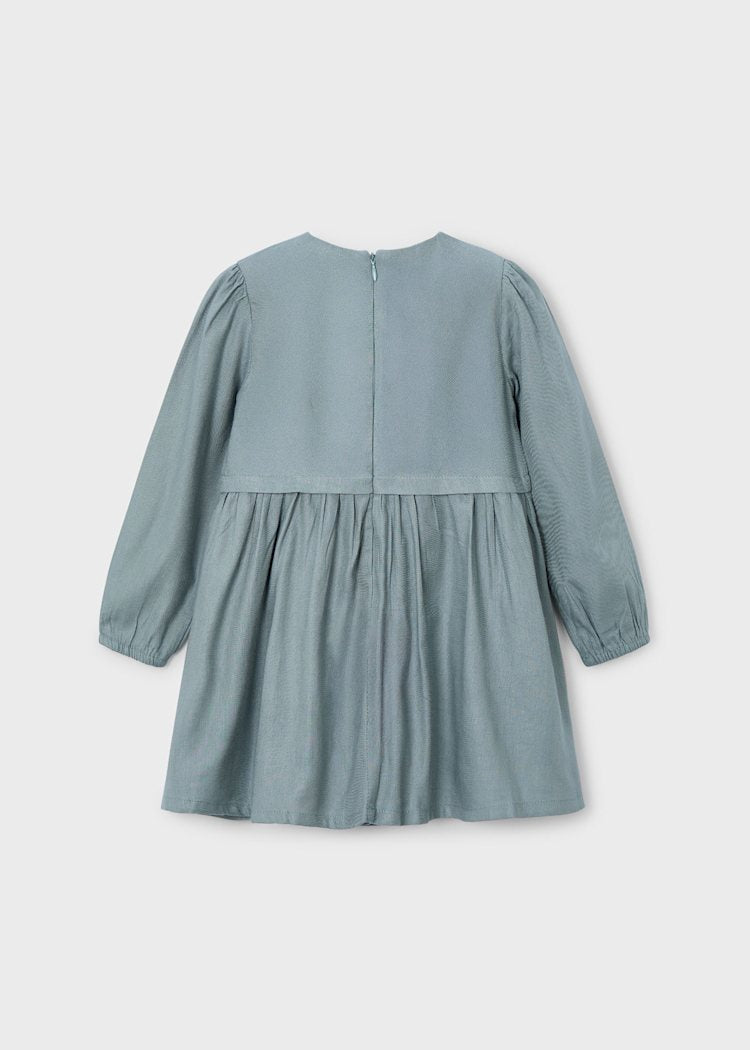 Vestido para Niña con Bordados en Color Salvia – Elegancia y Comodidad en Cada Detalle