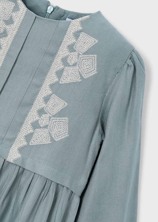 Vestido para Niña con Bordados en Color Salvia – Elegancia y Comodidad en Cada Detalle