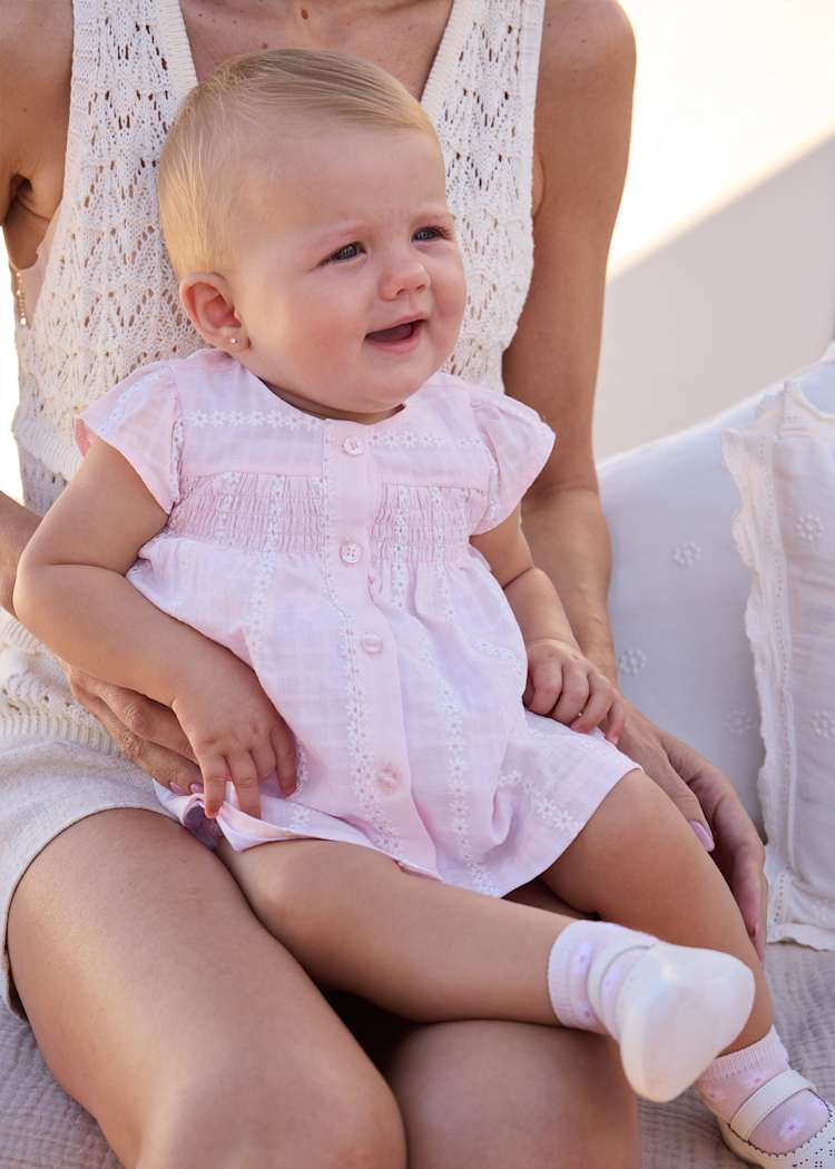 Vestido bebé de gasa rosa con cubrepañal | estampado floral y panal de abeja 🌸
